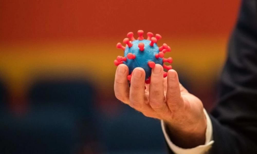 Bloomberg: Οι ειδικοί ανησυχούν για την εξάπλωση των μεταλλάξεων του κορονοϊού